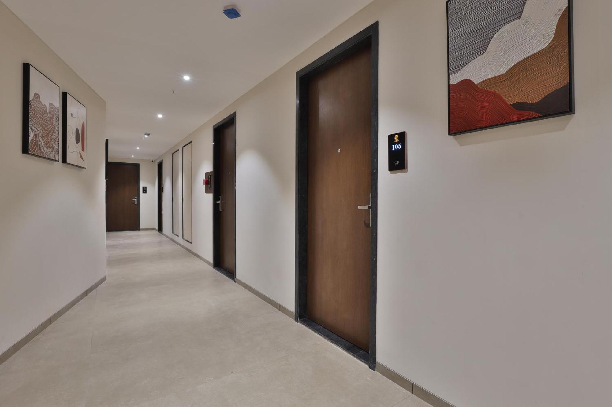 Hotel Elements Surat Esterno foto