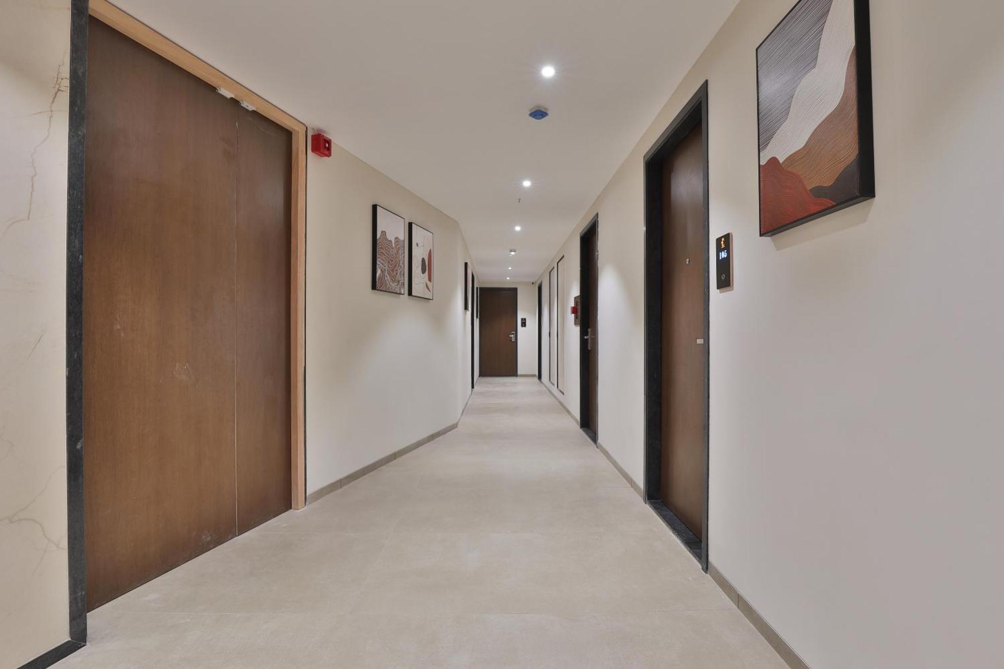 Hotel Elements Surat Esterno foto