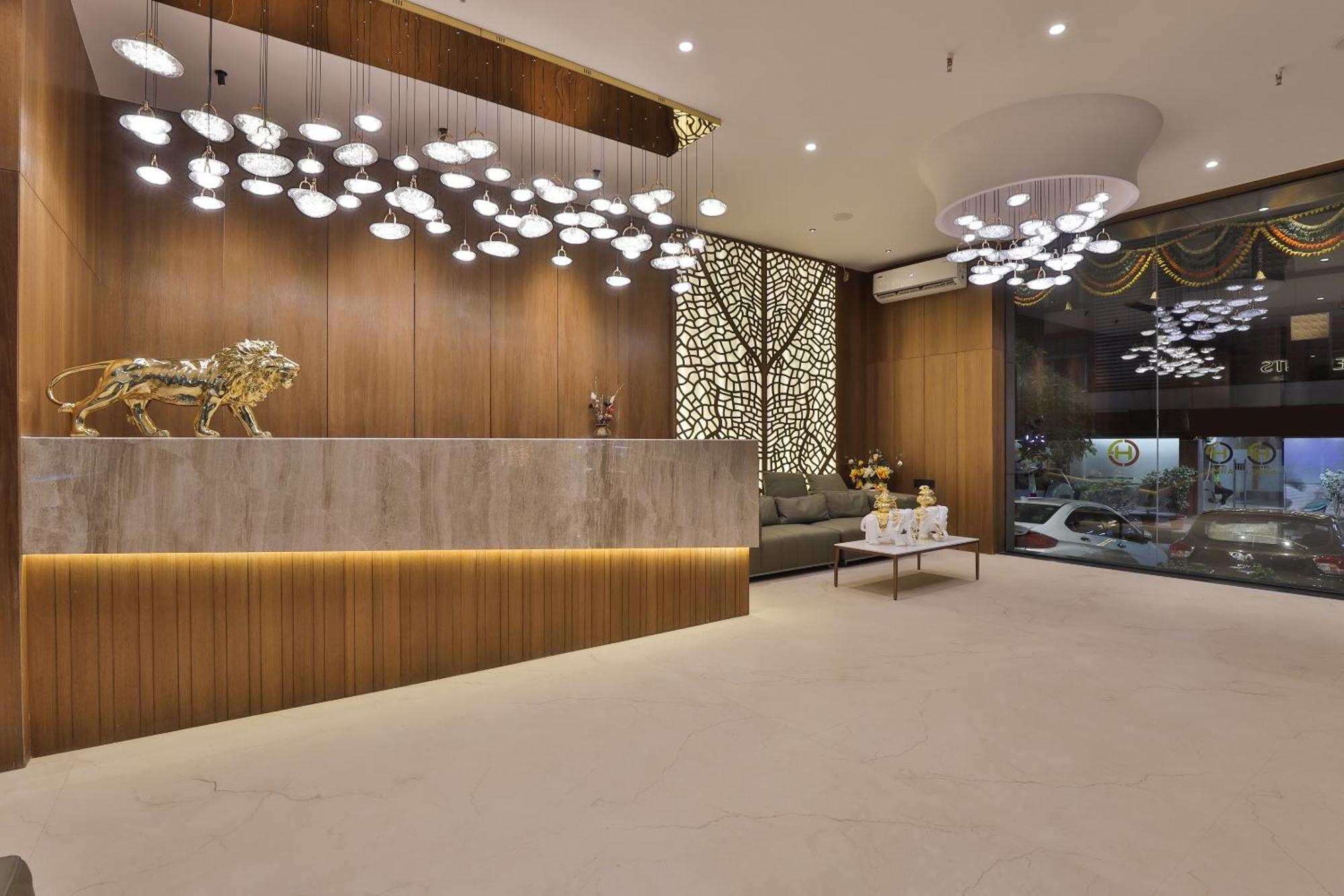 Hotel Elements Surat Esterno foto