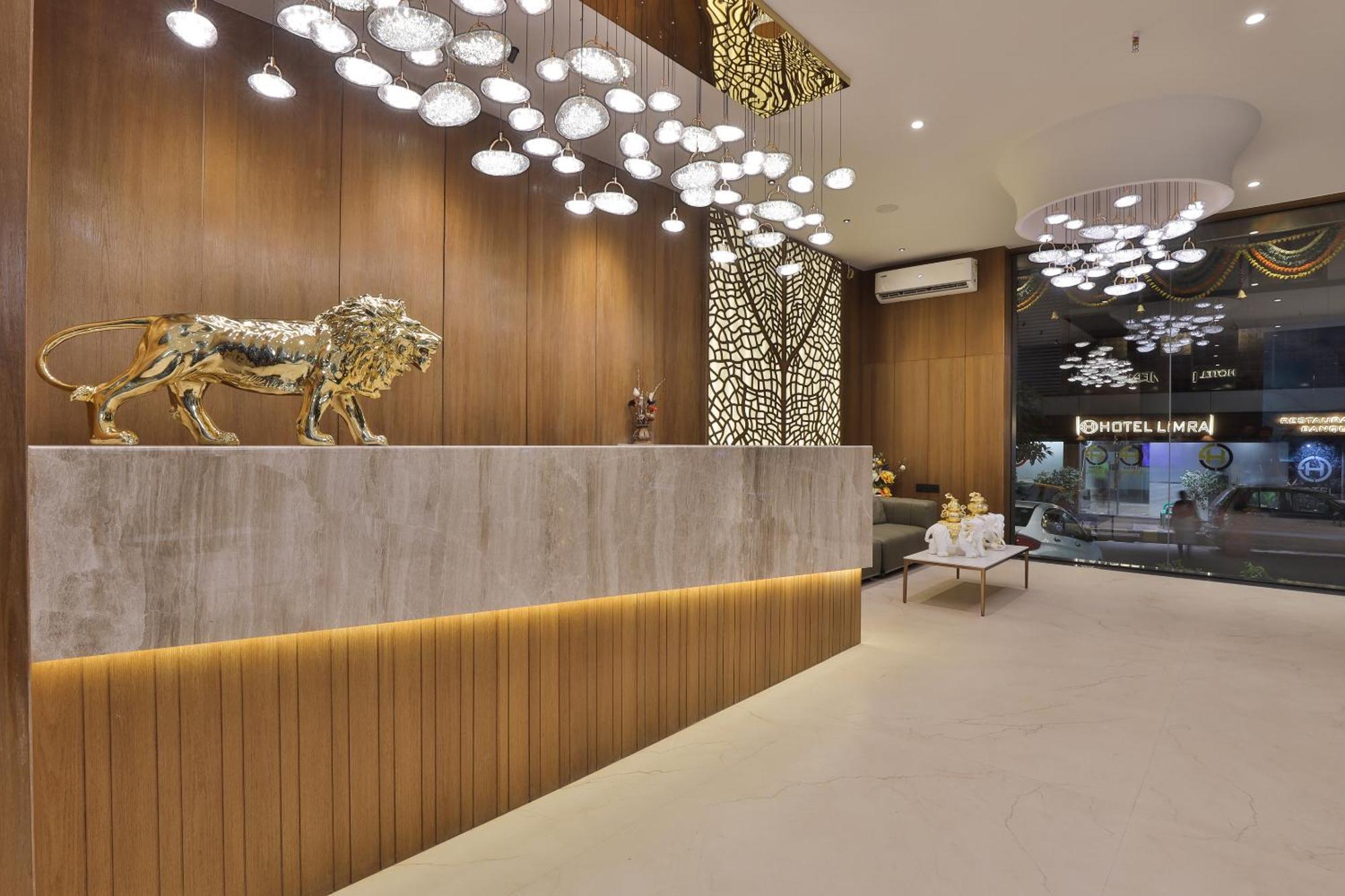 Hotel Elements Surat Esterno foto