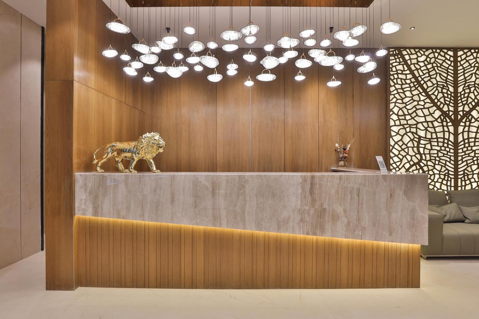 Hotel Elements Surat Esterno foto