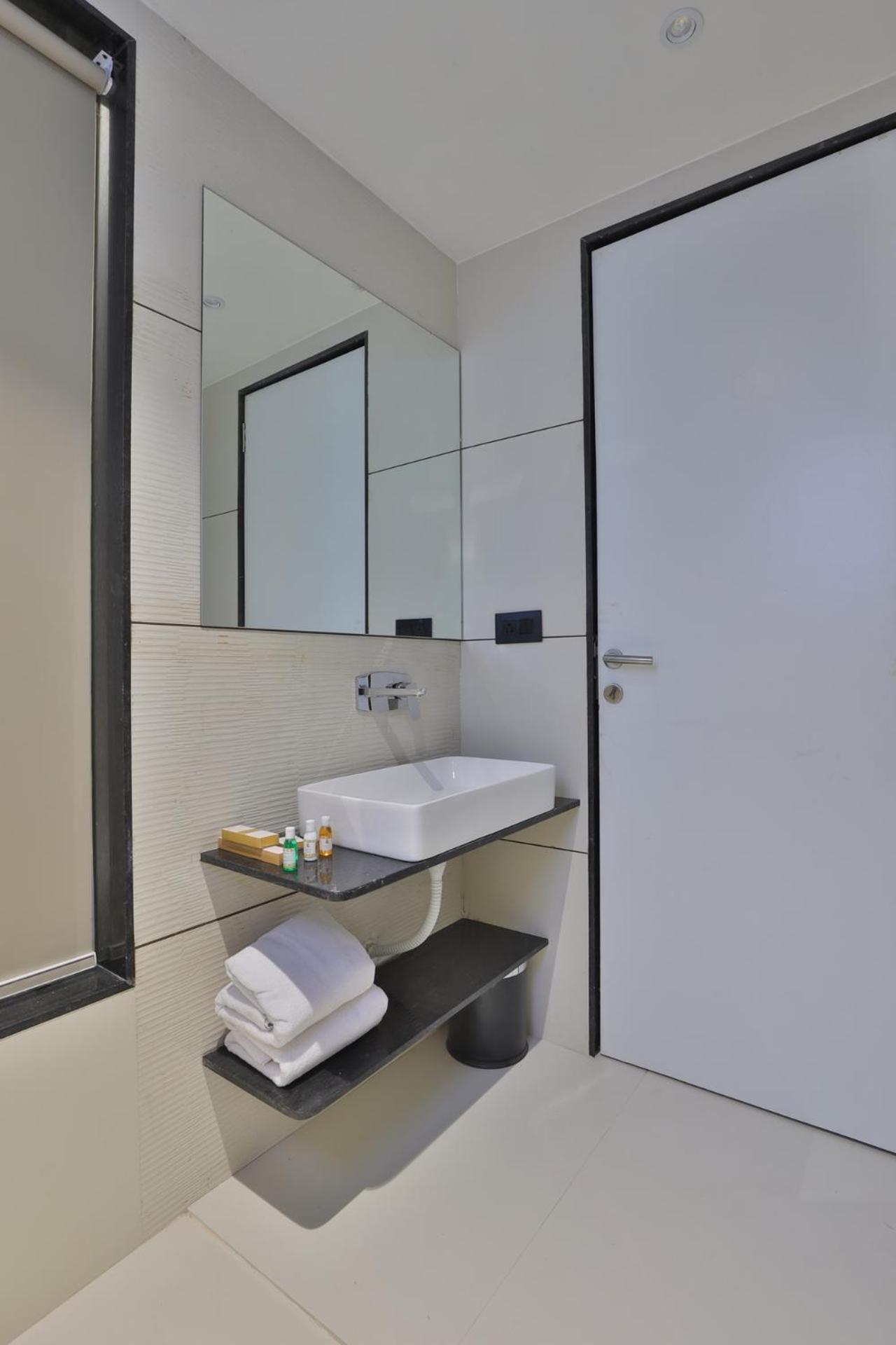 Hotel Elements Surat Esterno foto