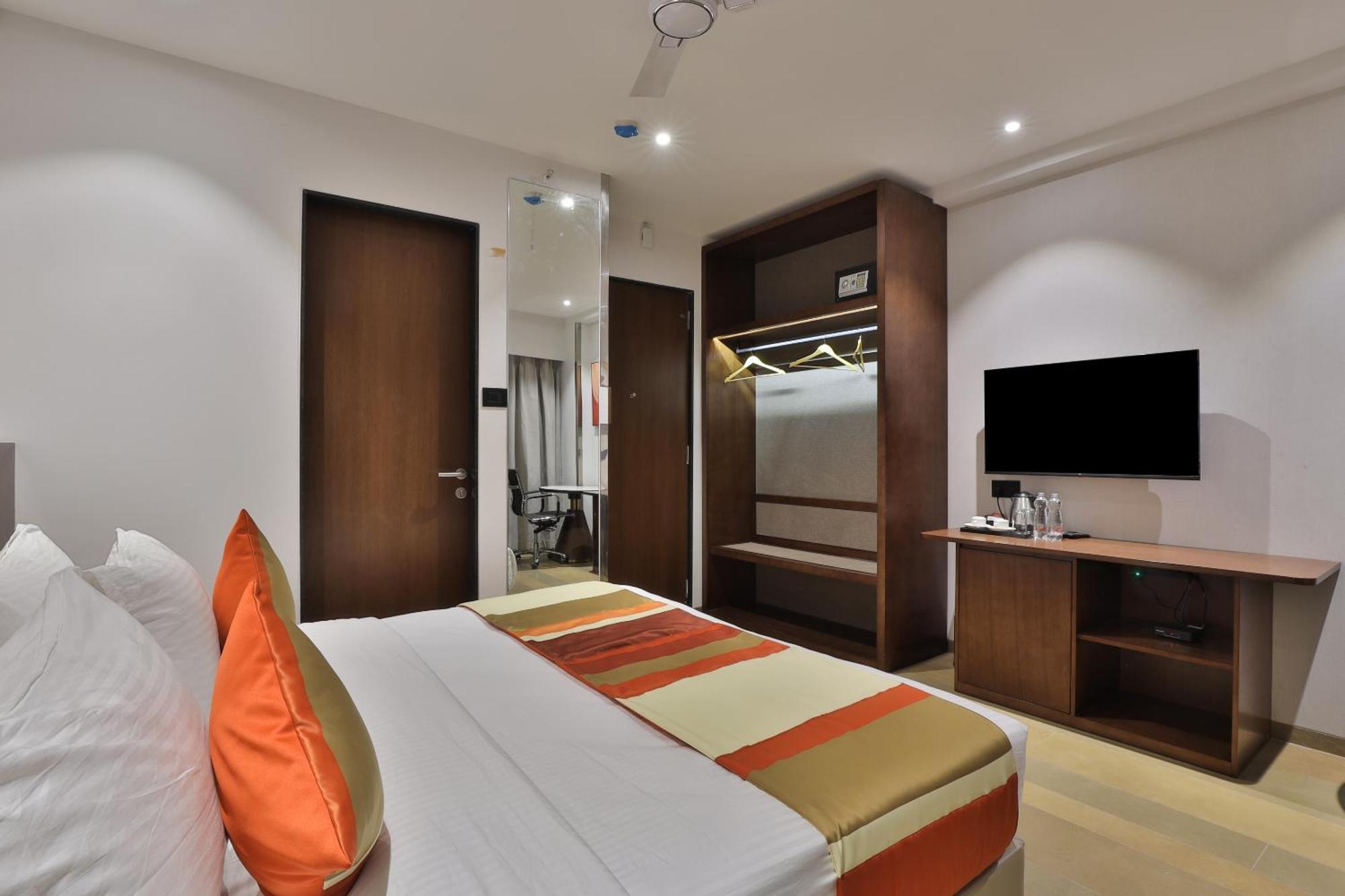Hotel Elements Surat Esterno foto