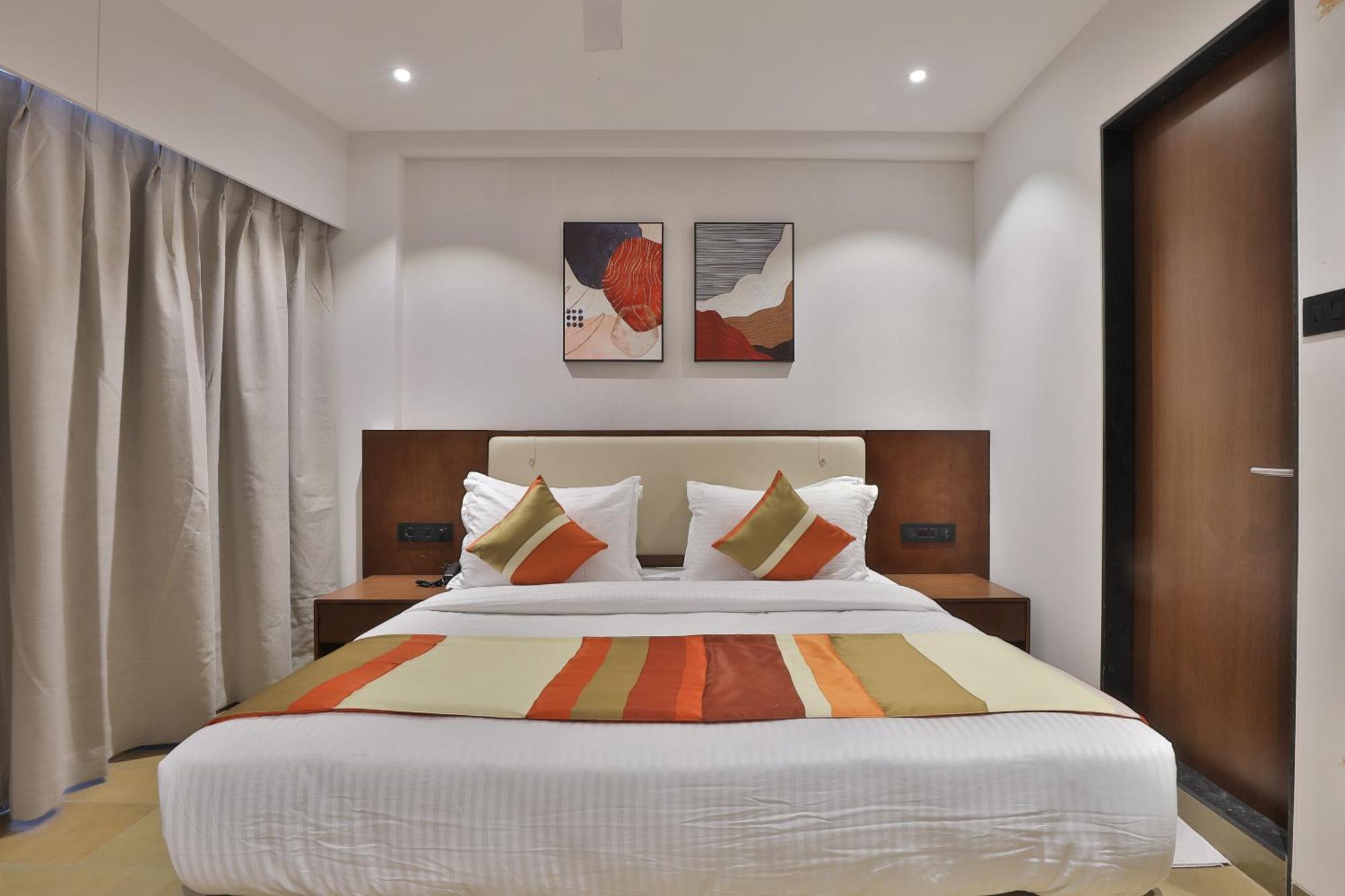 Hotel Elements Surat Esterno foto