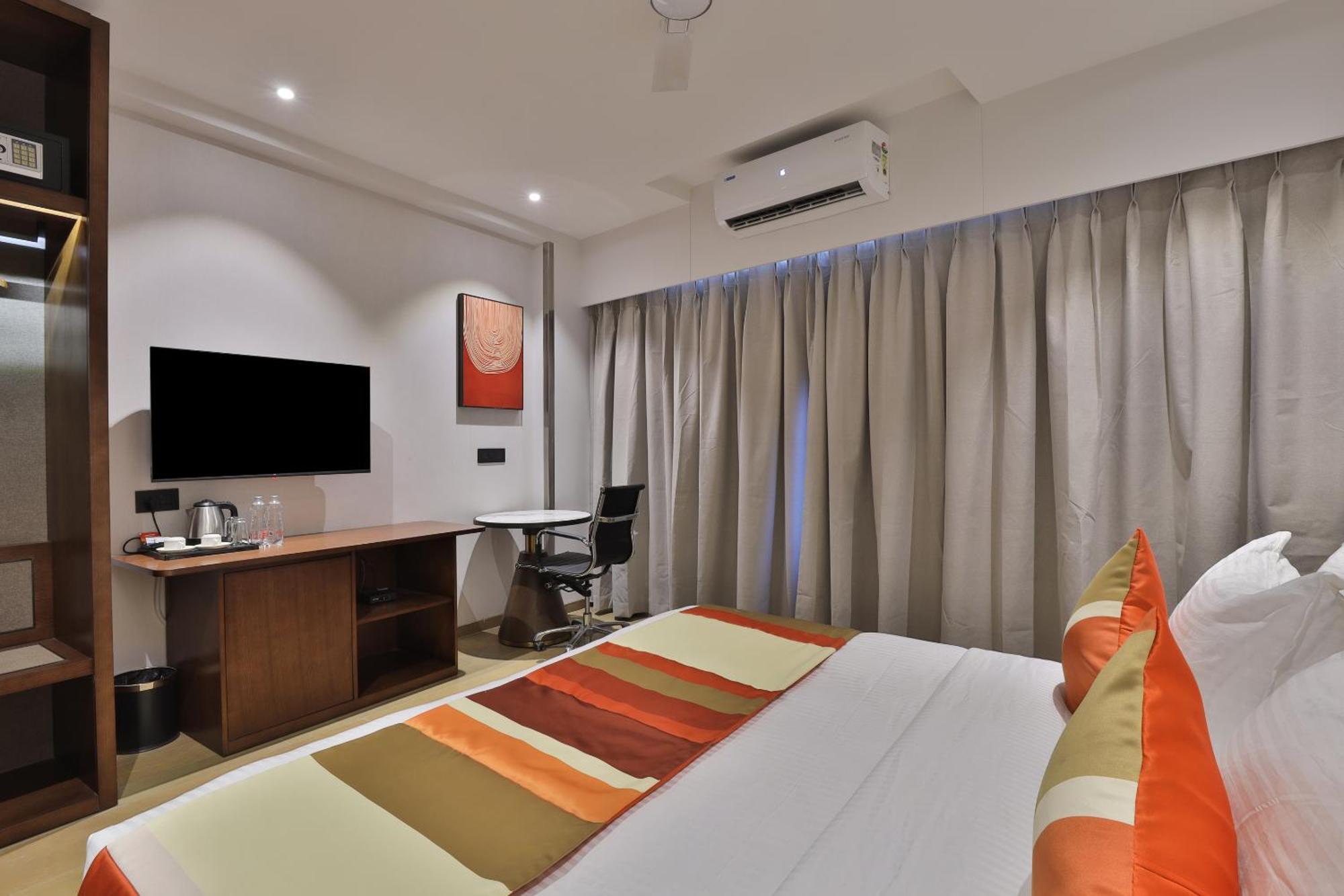 Hotel Elements Surat Esterno foto