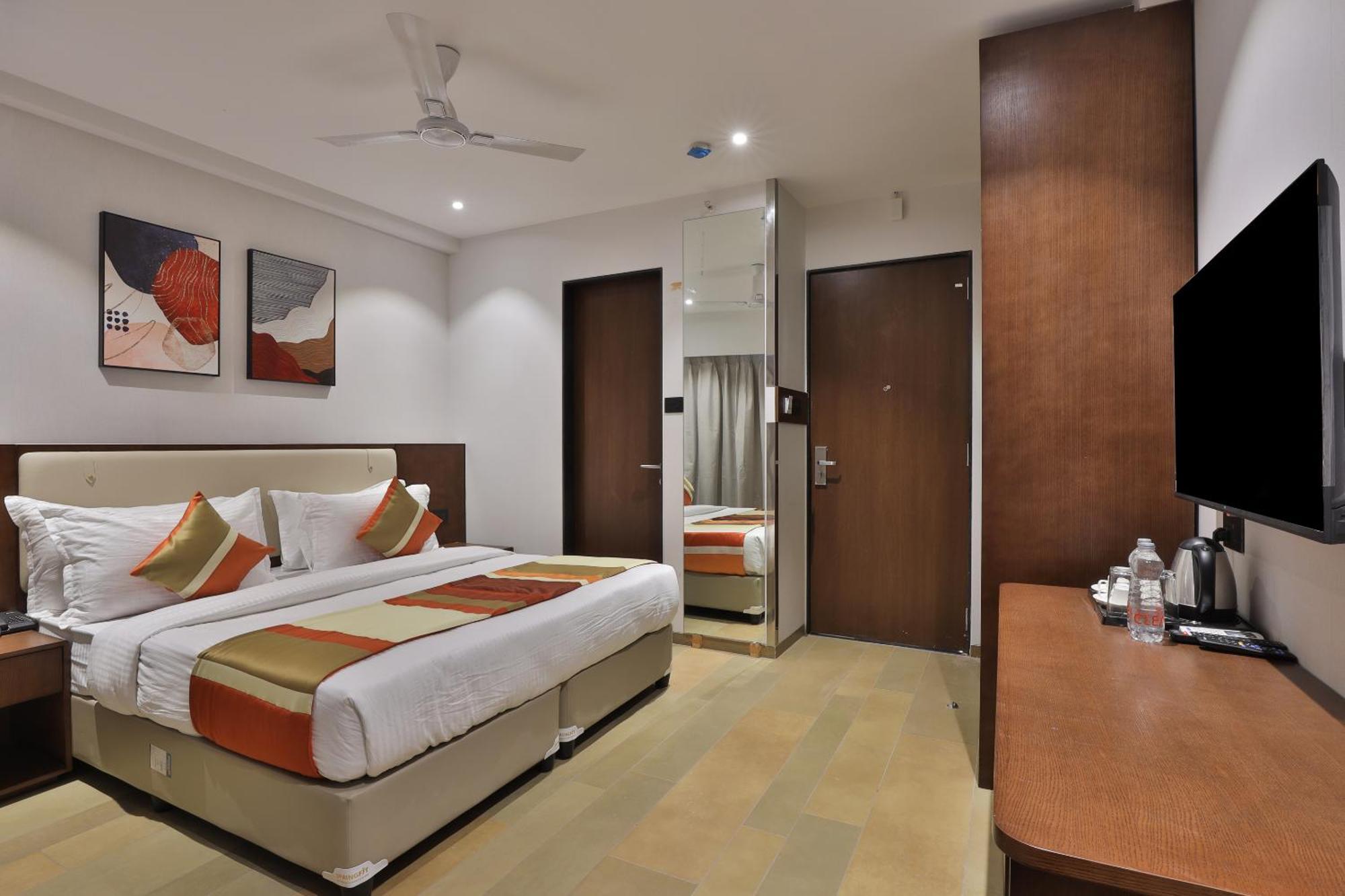 Hotel Elements Surat Esterno foto