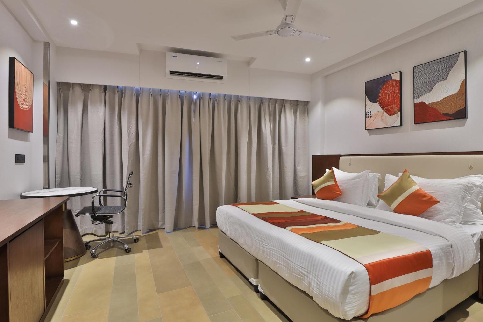 Hotel Elements Surat Esterno foto
