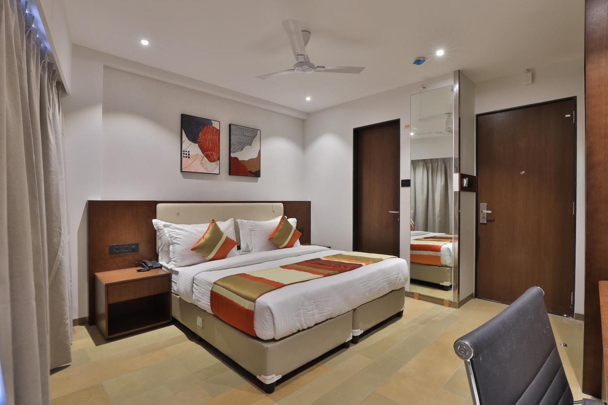 Hotel Elements Surat Esterno foto