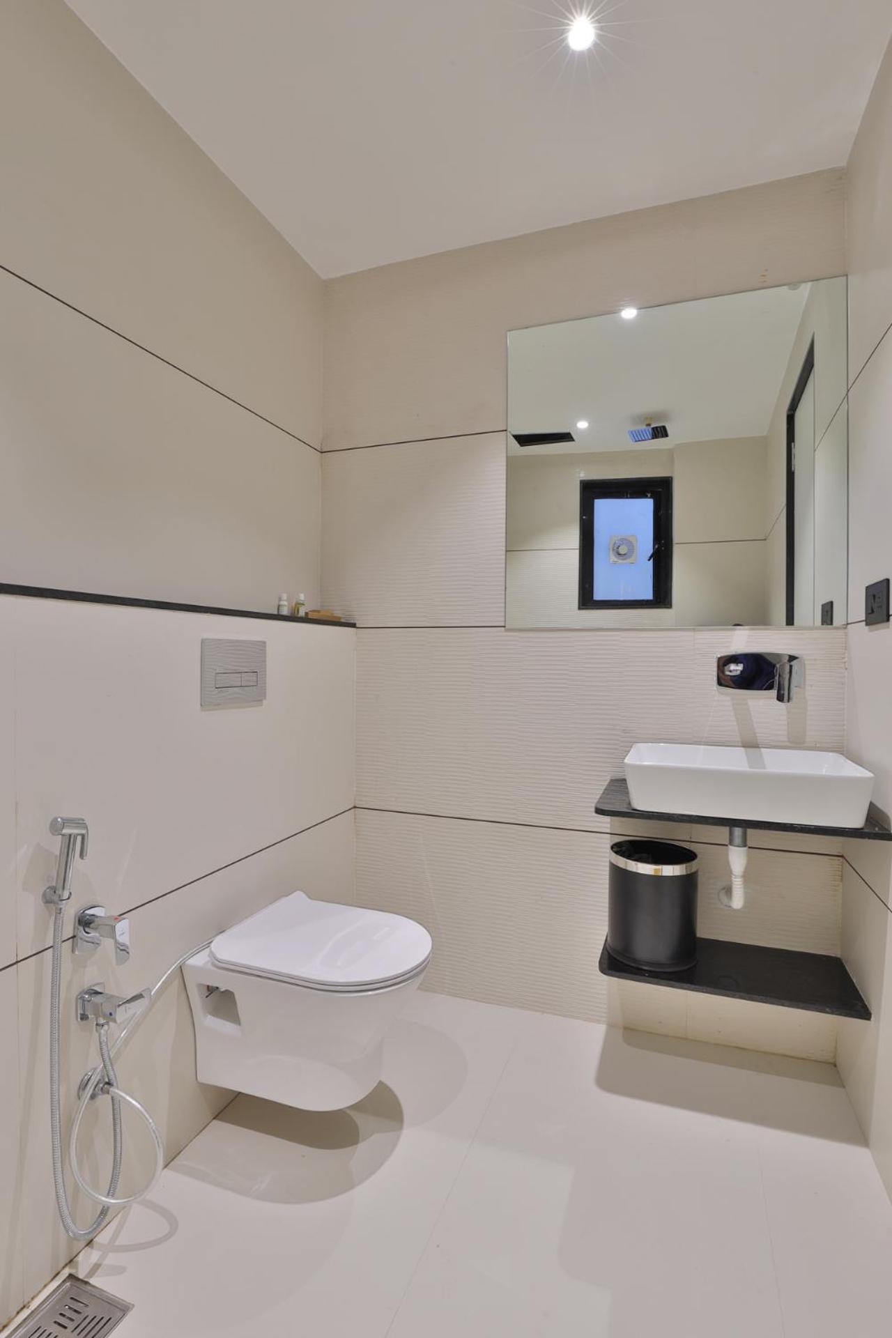 Hotel Elements Surat Esterno foto