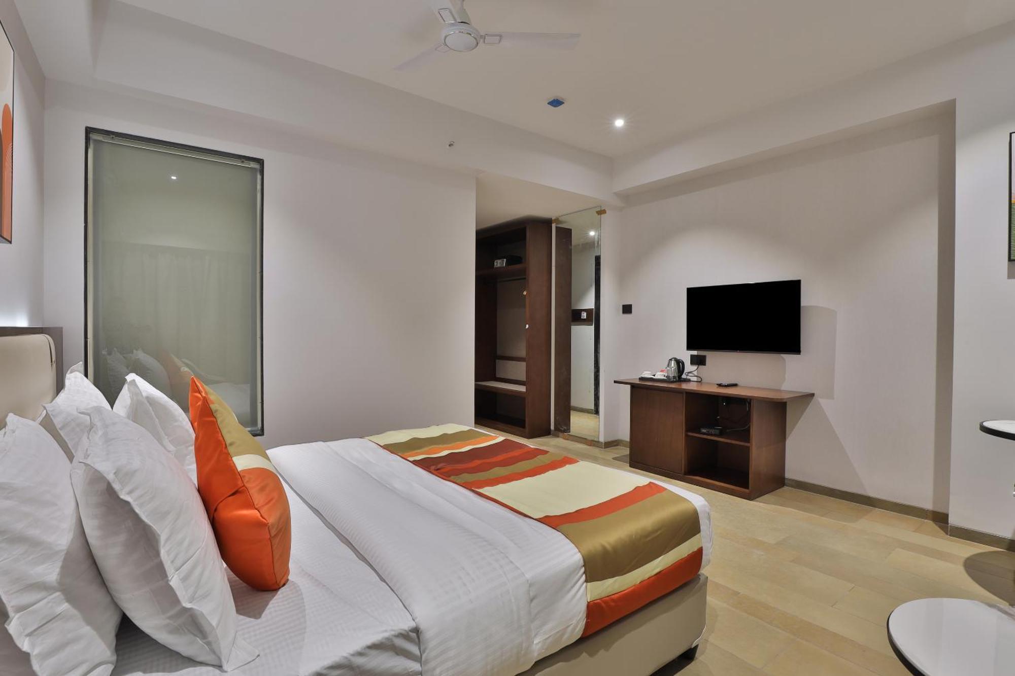 Hotel Elements Surat Esterno foto