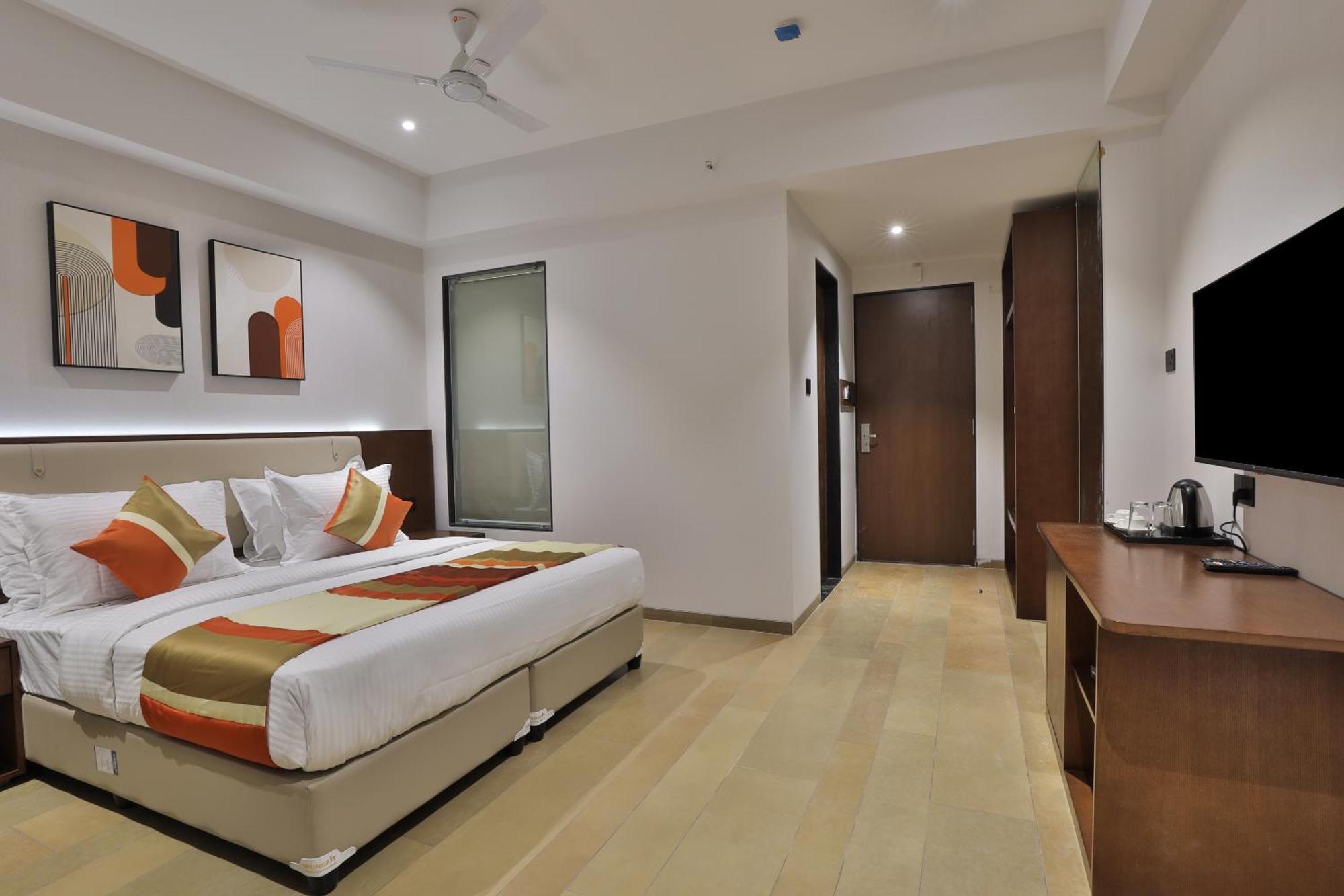 Hotel Elements Surat Esterno foto