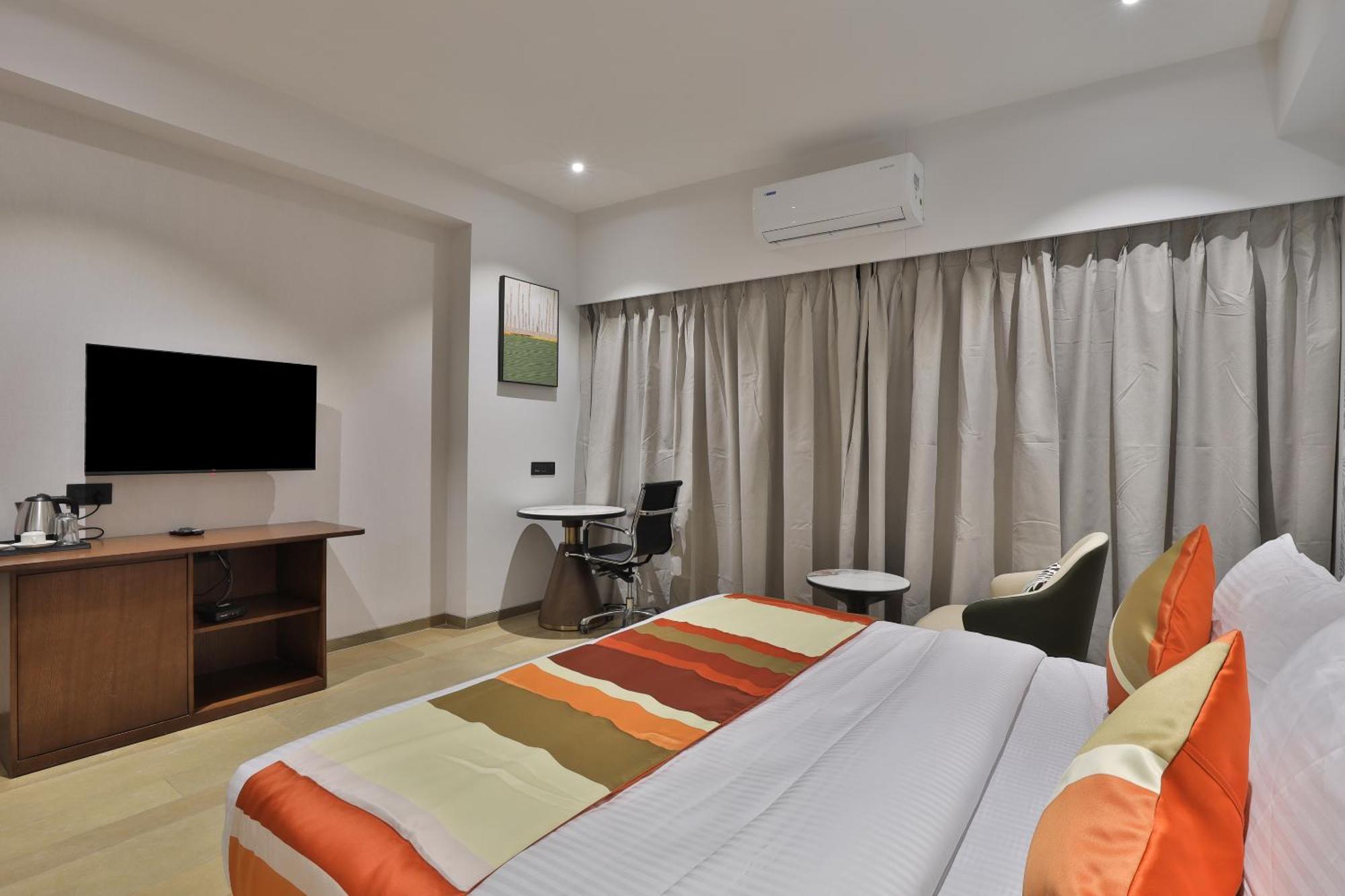 Hotel Elements Surat Esterno foto