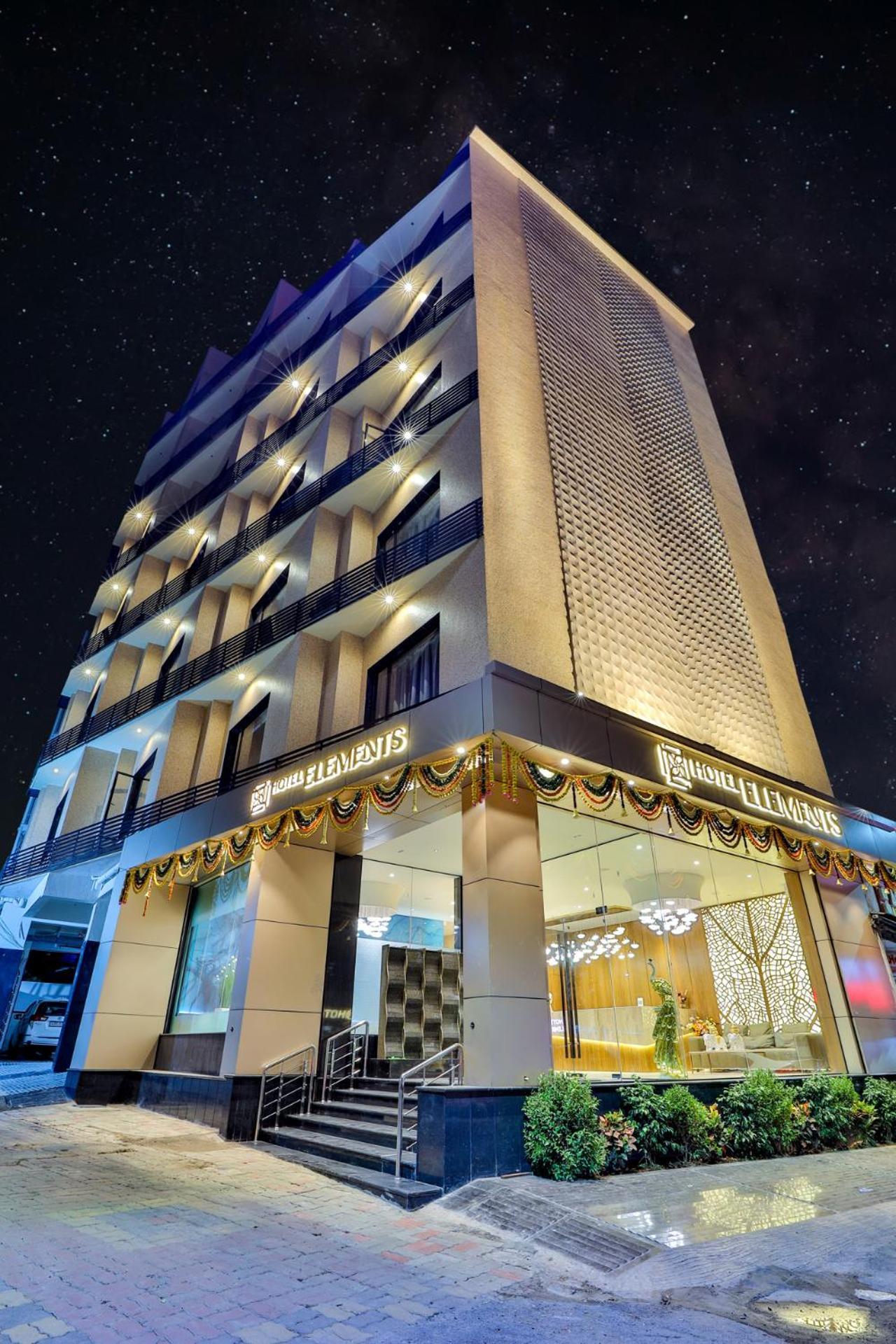 Hotel Elements Surat Esterno foto