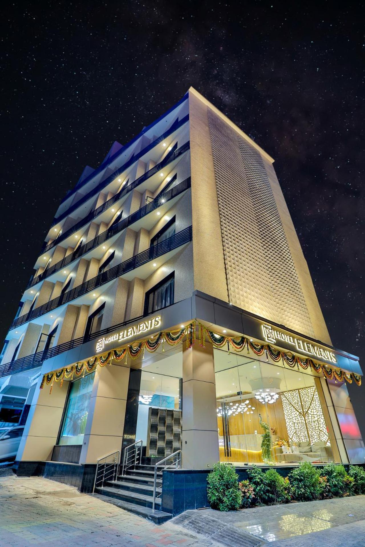 Hotel Elements Surat Esterno foto