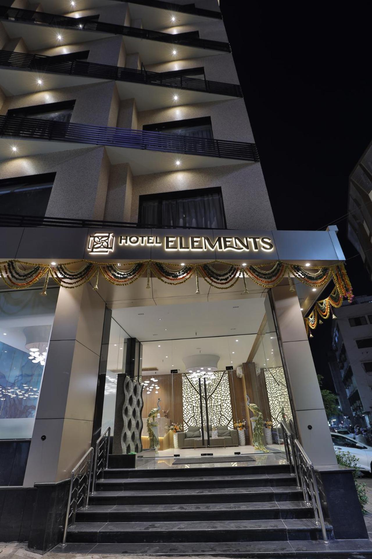 Hotel Elements Surat Esterno foto