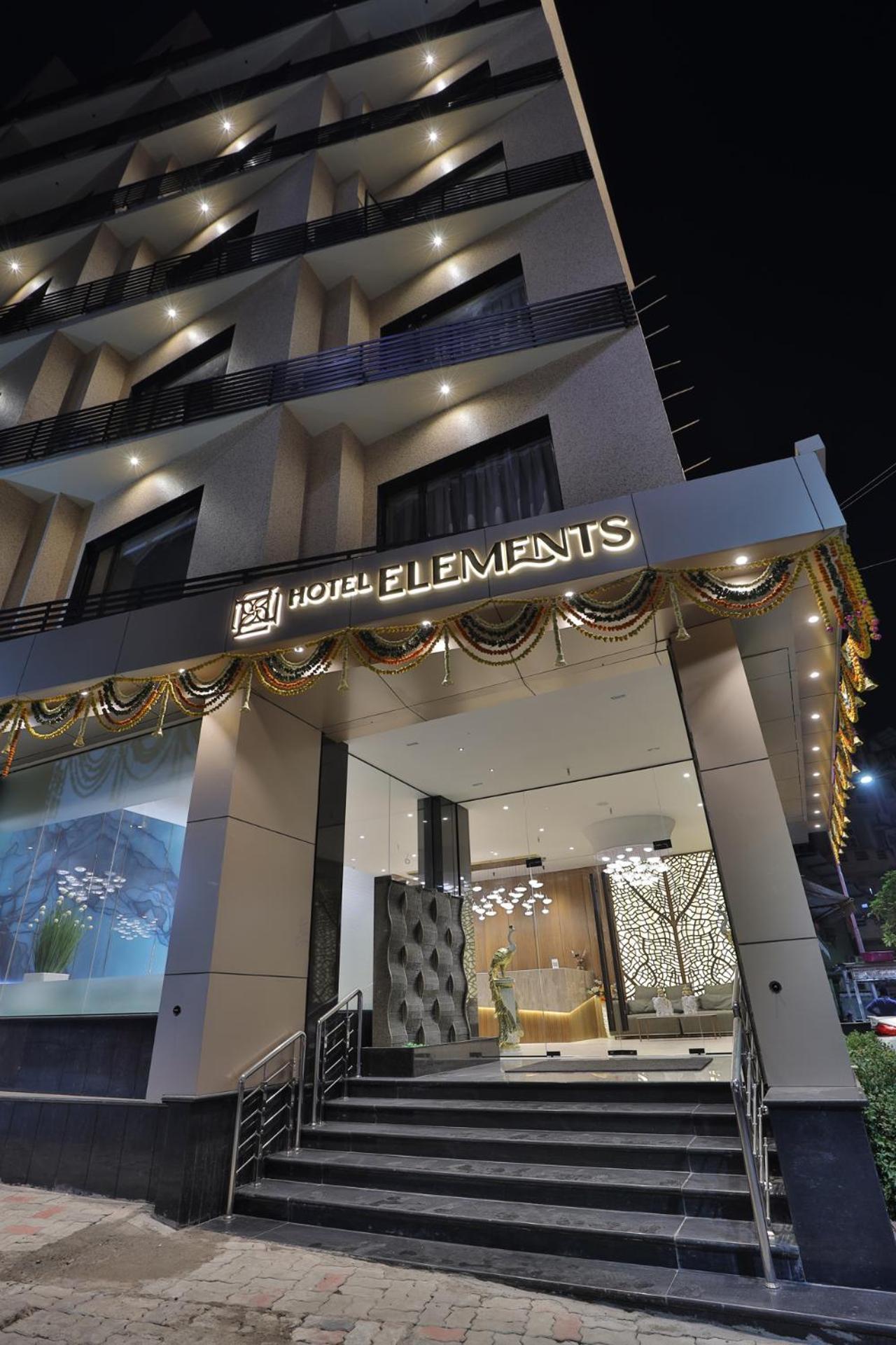 Hotel Elements Surat Esterno foto