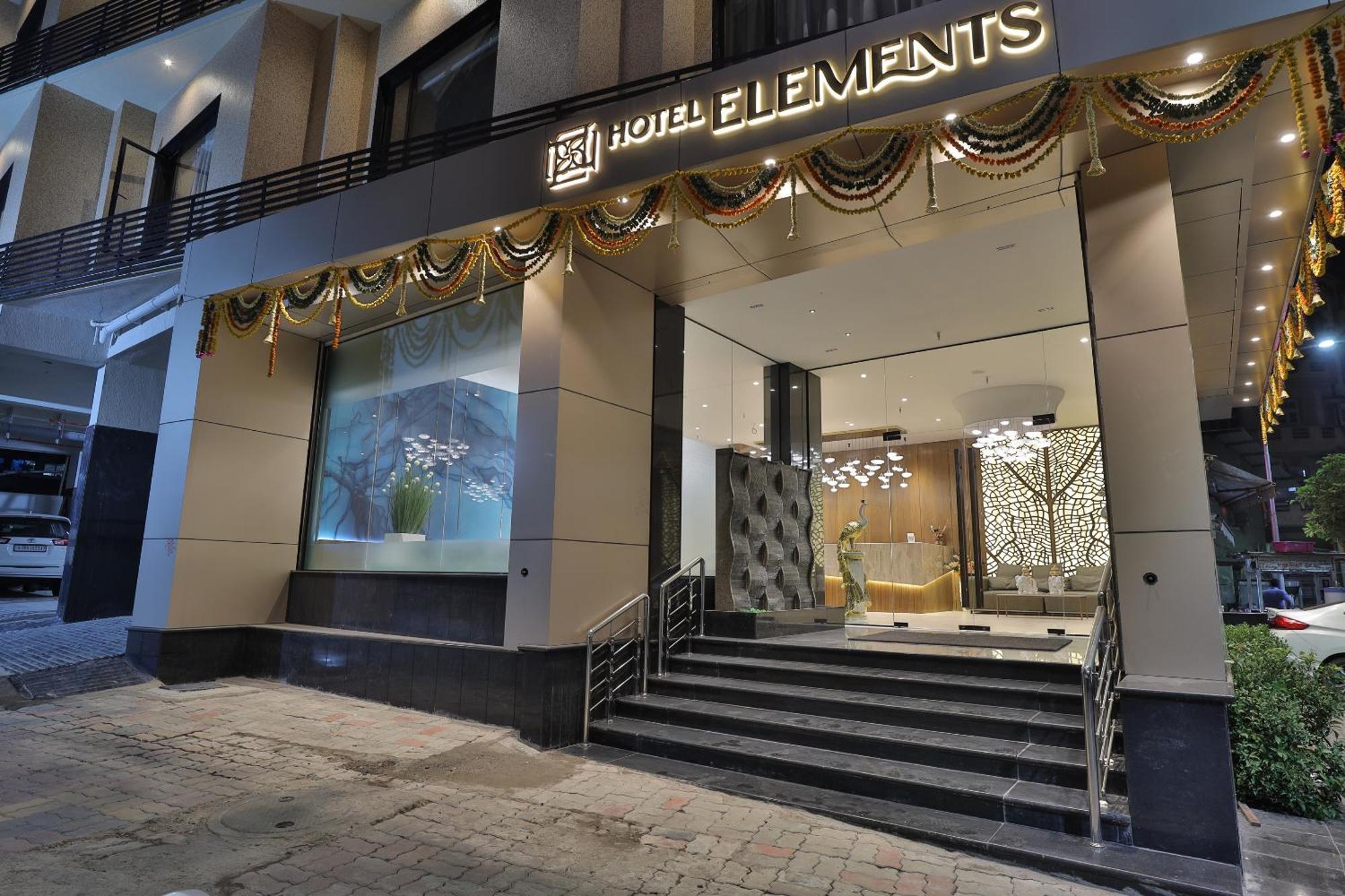 Hotel Elements Surat Esterno foto