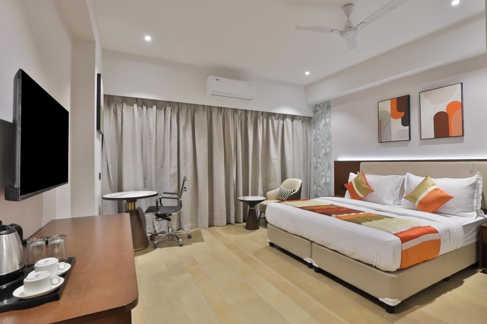 Hotel Elements Surat Esterno foto